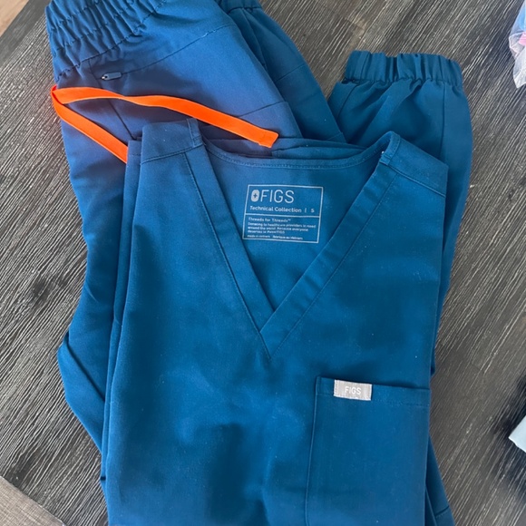 FIGS scrubs sets… original price per set $96 offering $40 per set - Picture 10 of 16